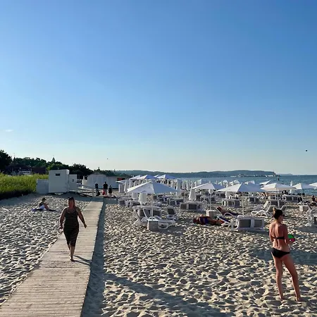 Family & Friends, 70 M2 Balcony, Only 3 Min To The Beach! Free Parking Apartman