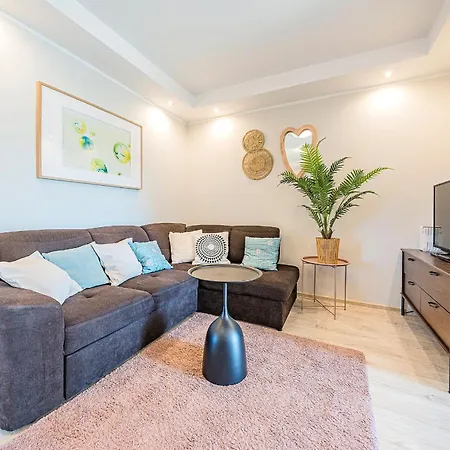 Apartman Family & Friends, 70 M2 Balcony, Only 3 Min To The Beach! Free Parking *