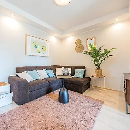 Family & Friends, 70 M2 Balcony, Only 3 Min To The Beach! Free Parking